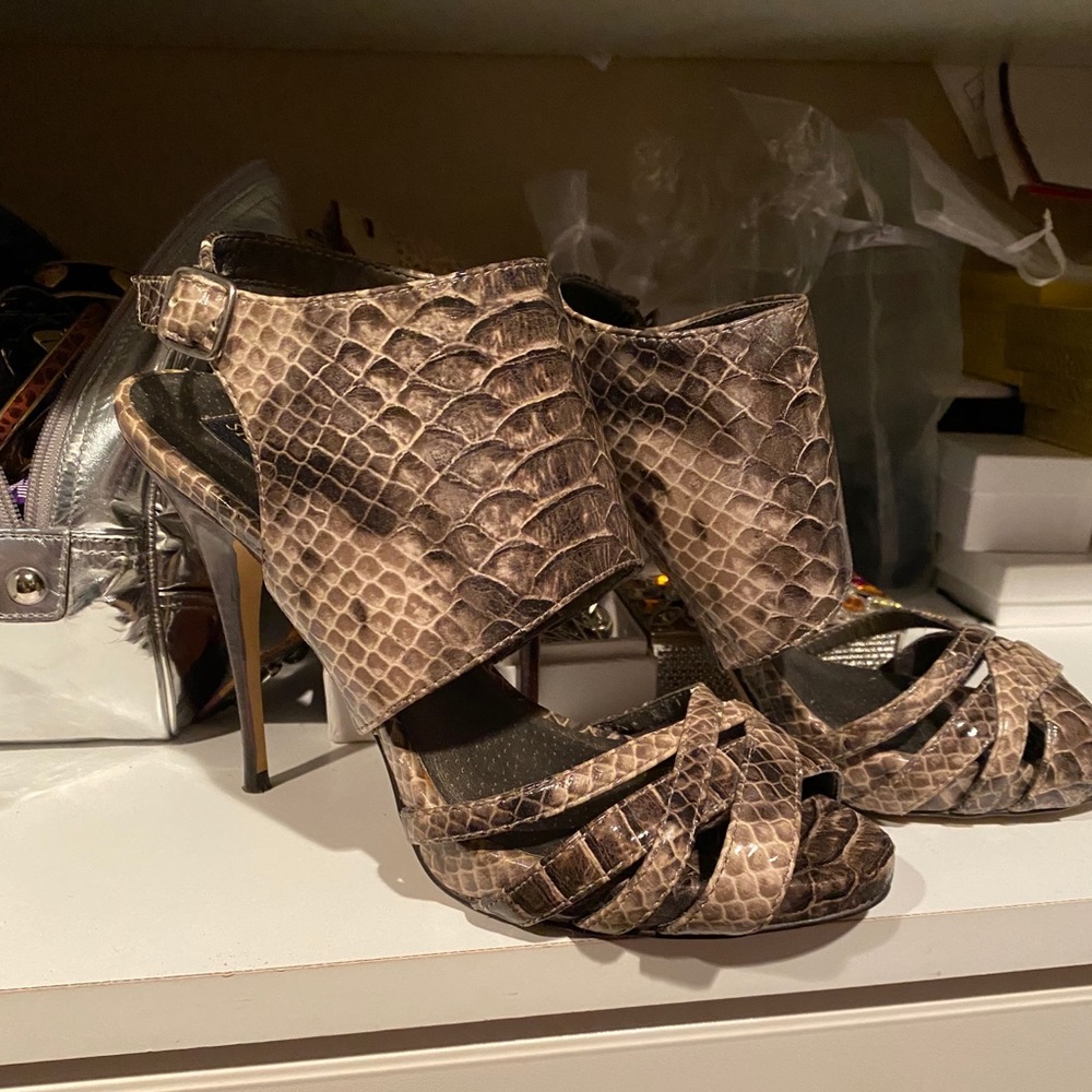 Steve Madden croc like pattern sandals
